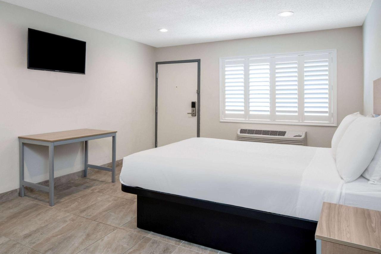 Super 8 By Wyndham Ca