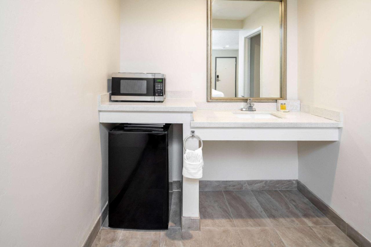 Super 8 By Wyndham Ca *