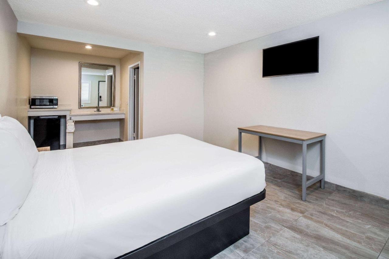 Super 8 By Wyndham Ca Lodge Bakersfield